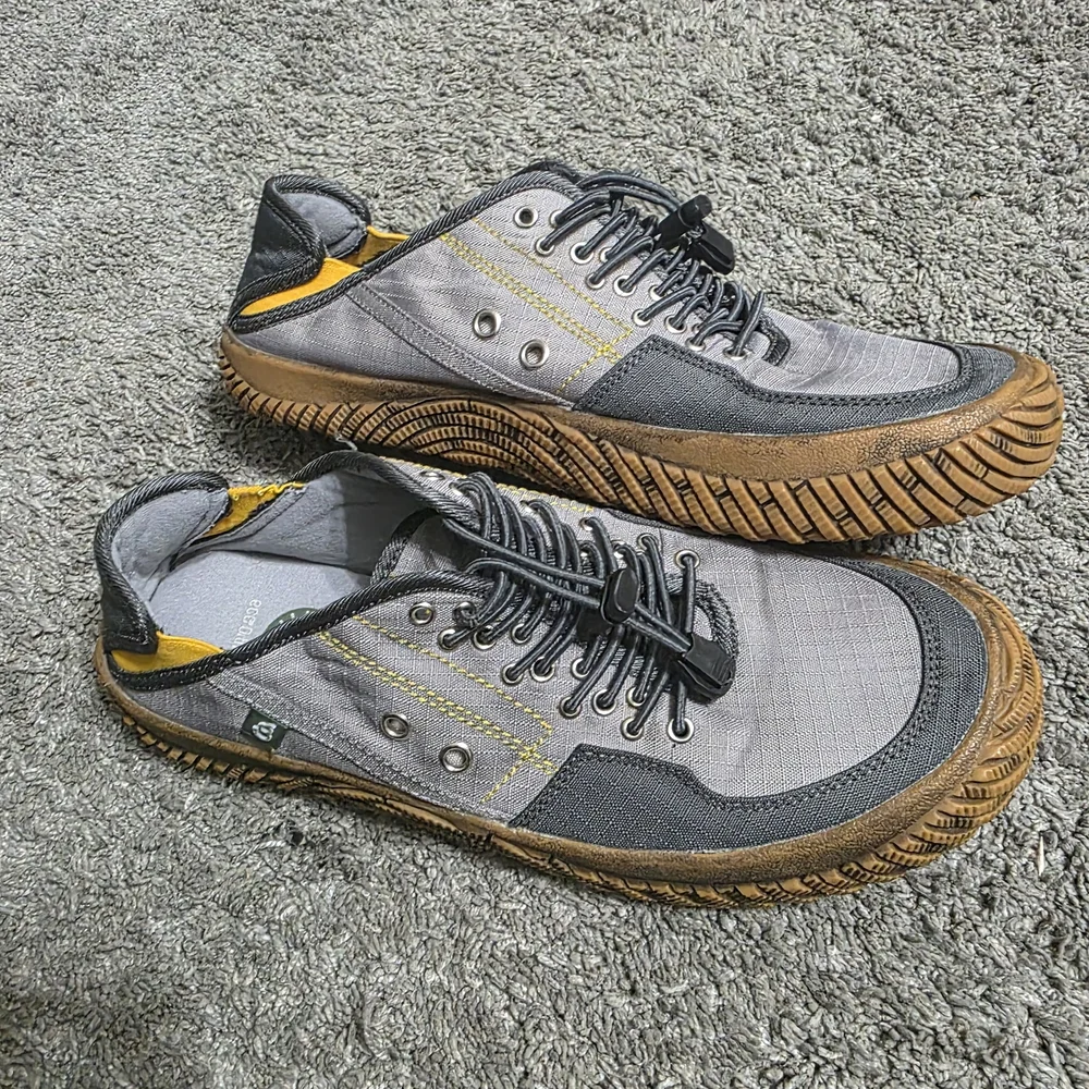 Hybrid & Company Gray Sneakers with Yellow Accents